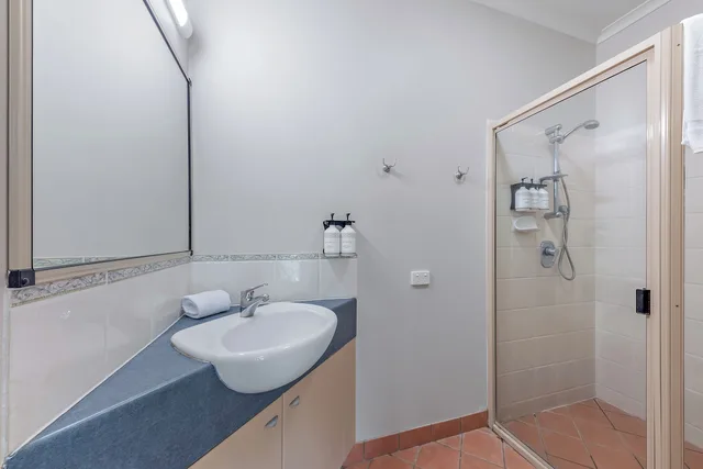 2 Bedrooms, Spa, Penthouse, 2 King Beds, Ocean View, Top Floor، at Boathaven Bay Holiday Apartments 4/5