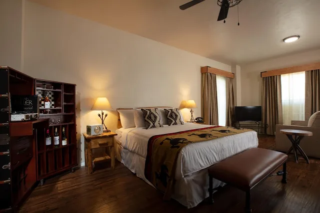 جناح إليت بسرير كينج بإطلالة على المسبح مع أريكة، El Rancho Hotel 1/1