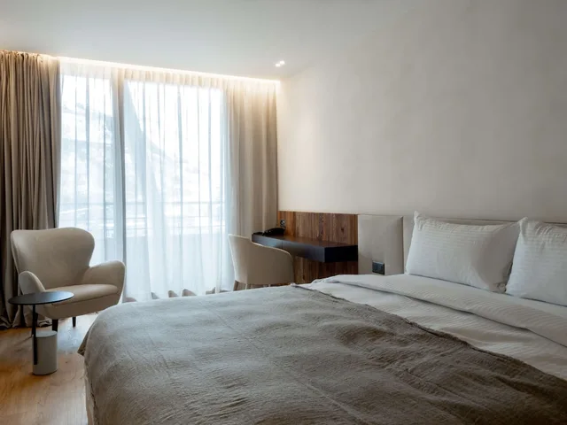 إقامة ديلوكس بسرير كينج بإطلالة على الجبل بغرفة نوم واحدة، Radisson Blu Hotel Reussen Andermatt 1/1