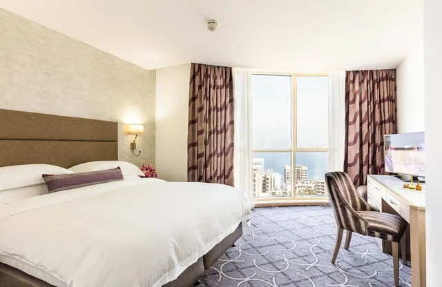 Ambassador, Suite, King Bed, Sea View، Gefinor Rotana Hotel Beirut 1/5