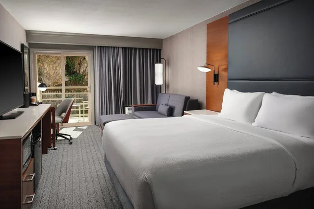 غرفة بسرير كينج مع أريكة، Courtyard Los Angeles Century City Beverly Hills 1/4