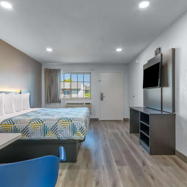 Room, King Bed, Motel6 Willows, CA 2/6