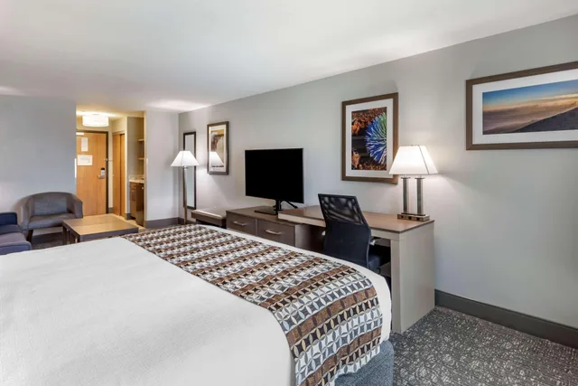 غرفة بسرير كينج مع أريكة، Best Western Plus Las Vegas West 2/5