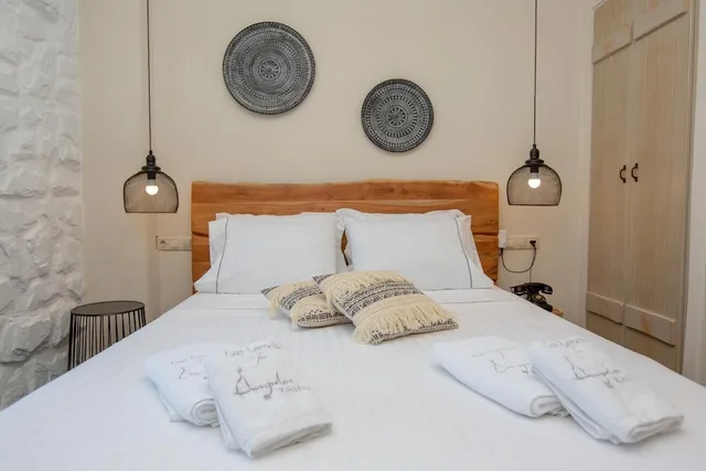 غرفة كلاسيكية ثلاثية بسرير فردي، Ampelos Inn 2/2