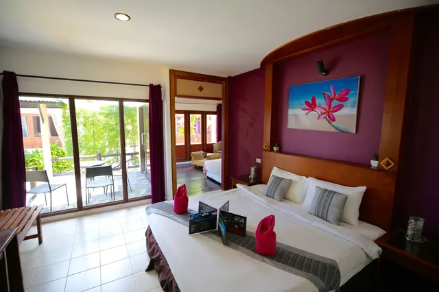 بنغل بريفيليج بسرير مزدوج وسريرين منفصلين بإطلالة جزئية على البحر، Seetanu Bungalows 2/5