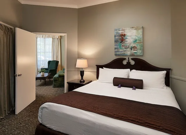 Fireside, Suite, King Bed, Sofa, Accessible، Lavender Inn By The Sea 1/3