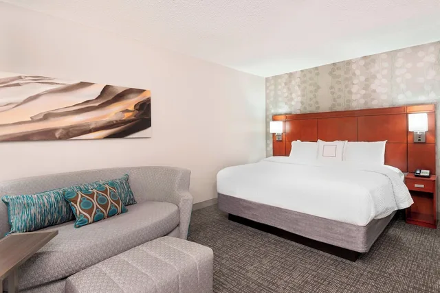 غرفة بسرير كينج مع أريكة لذوي الإعاقة، Courtyard By Marriott Asheville 1/3