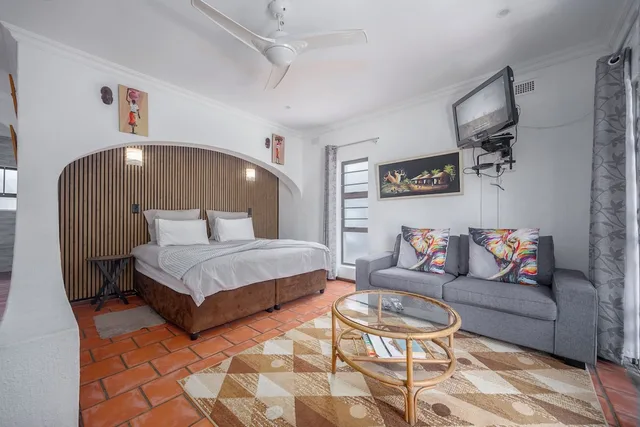 غرفة بسرير كينج مع أريكة، Beachcomber Bay Guest House 2/10