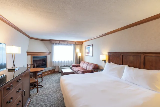 غرفة قياسية بسرير كينج مع أريكة بحوض جاكوزي، Crowne Plaza Lake Placid 1/3