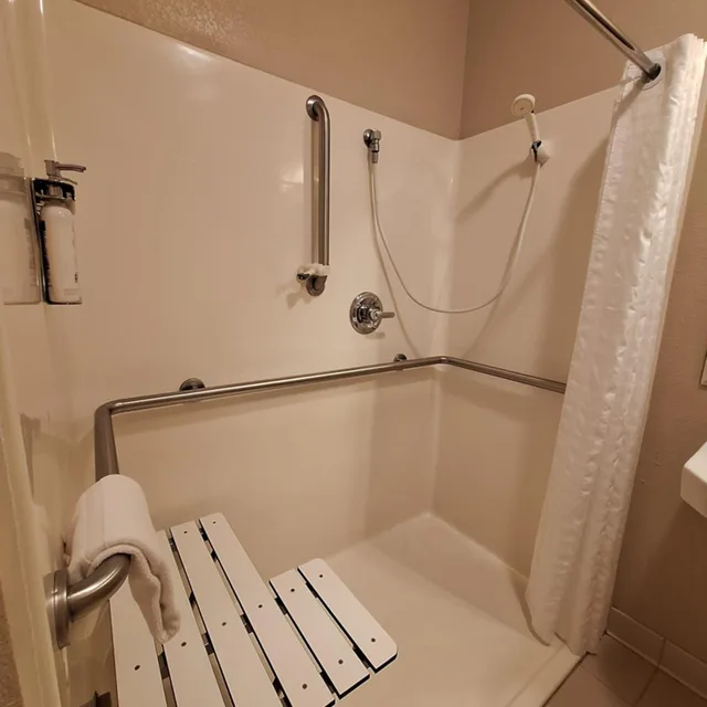 استوديو بسرير كوين لذوي الإعاقة، Candlewood Suites Junction City Fort Riley 3/3