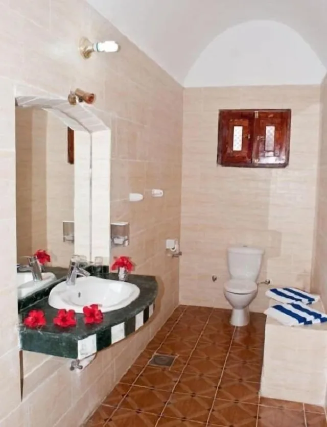 غرفة ثلاثية بسرير كينج وسريرين مزدوجين، Al Baeirat Hotel 1/1