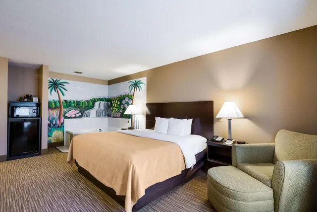 جناح بسرير كينج بحوض جاكوزي، Quality Inn I-70 Near Kansas Speedway 1/3