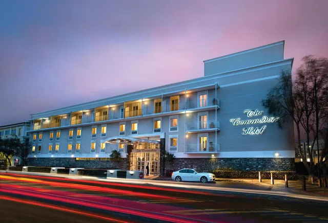 غرفة بسرير كوين، The Commodore Hotel 1/1