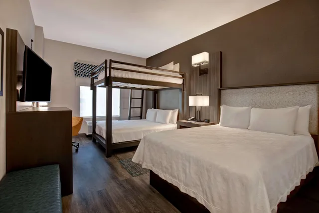 غرفة بسريرين منفصلين وسرير بطابقين وسرير كوين لذوي الإعاقة، Hampton Inn & Suites San Antonio Riverwalk 1/4