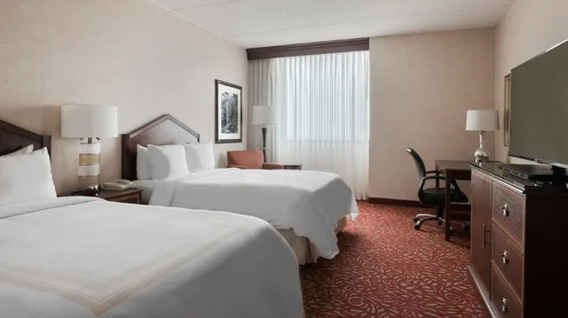 غرفة بريميوم بسريرين كوين، Chicago Marriott Northwest 3/6
