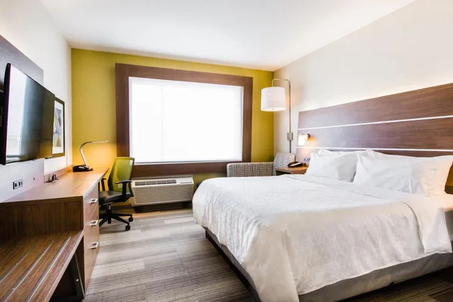 غرفة سوبيريور بسرير كينج، HOLIDAY INN EXPRESS & SUITES WEST EDMONTON-MALL AREA 1/4