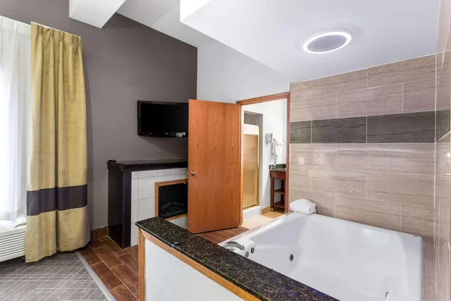 جناح بسرير كينج بجاكوزي، Comfort Inn & Suites Kenosha-Pleasant Prairie 9/10