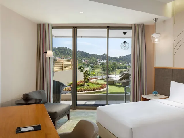 غرفة ديلوكس بشرفة، Radisson Golf And Convention Center Batam 3/4