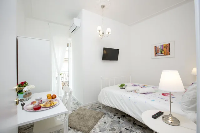 غرفة بسرير كوين بإطلالة على البحر، Maison Ortigia 1/7