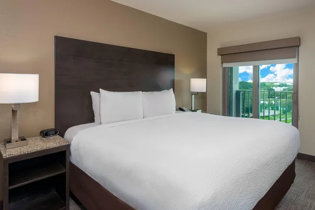 غرفة بسرير كينج مع أريكة لذوي الإعاقة، Coral Pointe Sarasota, an Ascend Collection Hotel 3/4