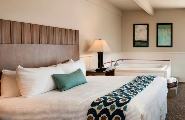 جناح بسرير كينج بإطلالة جزئية على البحر بحوض جاكوزي، Cambria Landing Inn & Suites 1/2