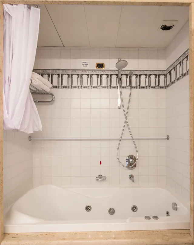 غرفة عائلية بسرير مزدوج وسريرين منفصلين، Grande Albergo Roma 3/5