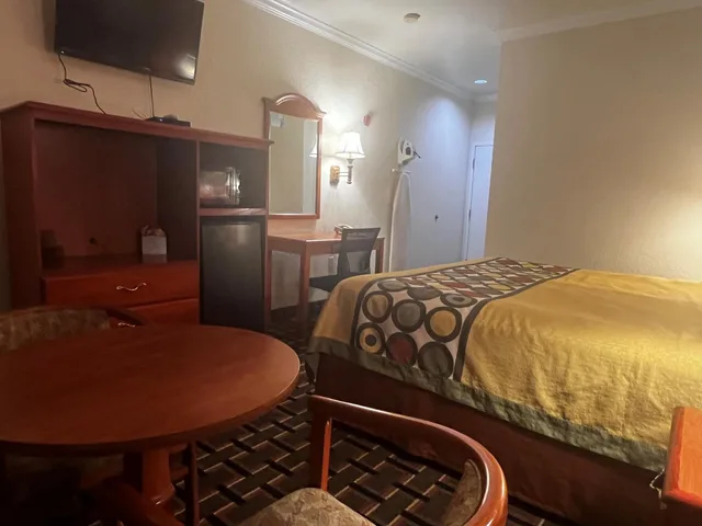 غرفة بسرير كينج بحوض استحمام لذوي الإعاقة، Super 8 By Wyndham Brookshire Tx 4/10