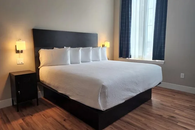 Senior, King Bed, Sofa، The Principal Hotel 1/2