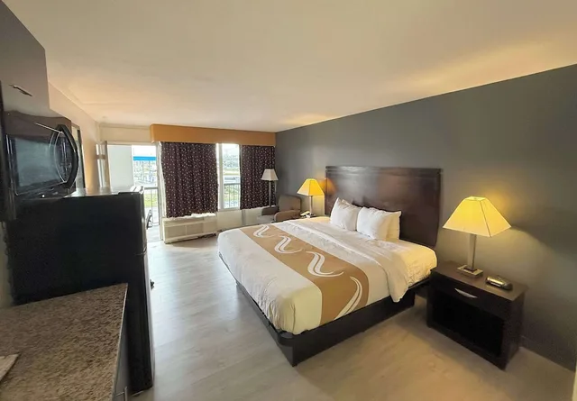غرفة تنفيذية بسرير كينج، Quality Inn and Suites Baton Rouge West Port Allen 1/8