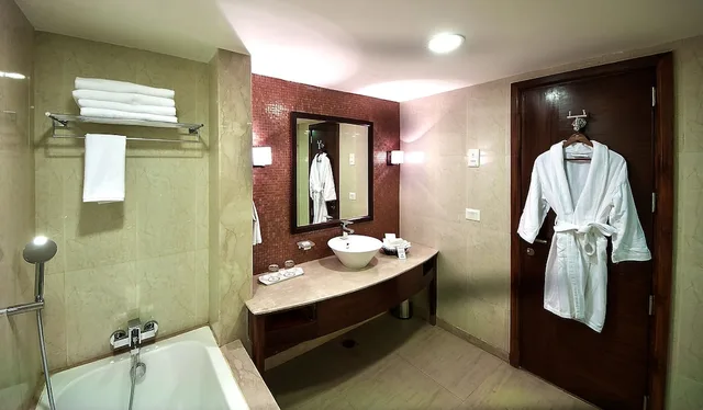 غرفة بريميوم بسرير مزدوج وسرير فردي، The Golden Plaza Hotel Spa 2/2