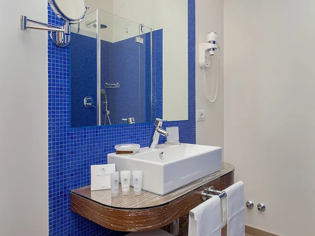 Comfort, Queen Bed, Hill View، Desiree 2/2