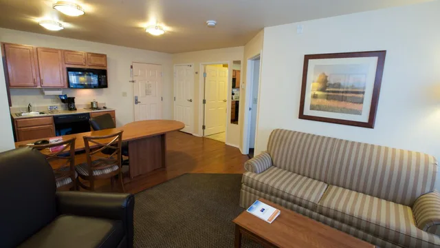 جناح بسرير كينج بغرفة نوم واحدة مع أريكة للمدخنين، Candlewood Suites Joplin 1/3