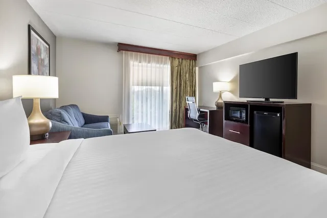 غرفة قياسية بسرير كينج مع أريكة، Best Western Capital Beltway Washington Dc 5/10