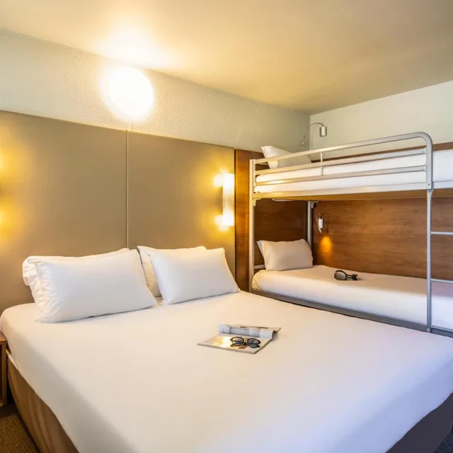 غرفة رباعية، CAMPANILE VICHY - BELLERIVE SUR ALLIER 1/9