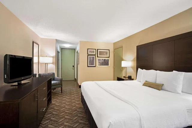 غرفة بسرير كينج، La Quinta Inn & Suites by Wyndham Springfield MA 4/6