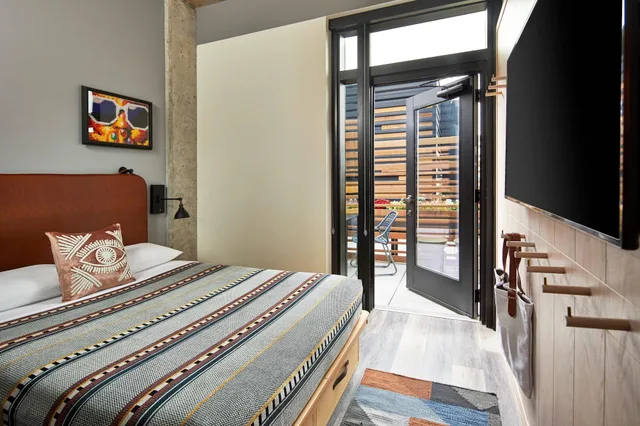 جناح بشرفة بغرفتي نوم، Moxy Columbus Short North 1/5