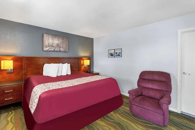 غرفة بسرير كينج للمدخنين، Americas Best Value Inn Belleville 1/5