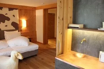 جناح بشرفة، Hotel Emmy - five elements 1/1