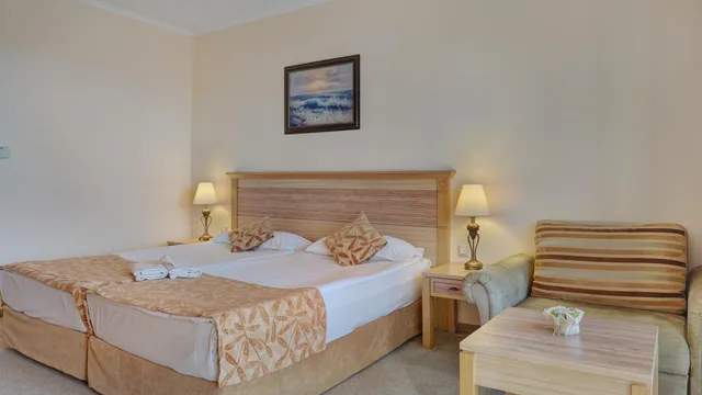 غرفة قياسية بسريرين منفصلين في طابق منخفض، DIT Majestic Beach Resort 4/8