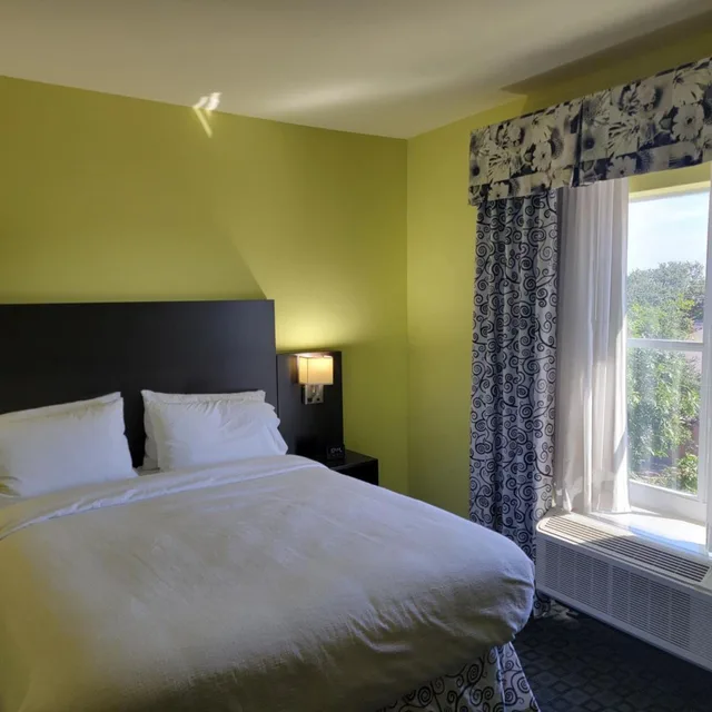 جناح تنفيذي بسرير كينج، Holiday Inn Garland 2/10