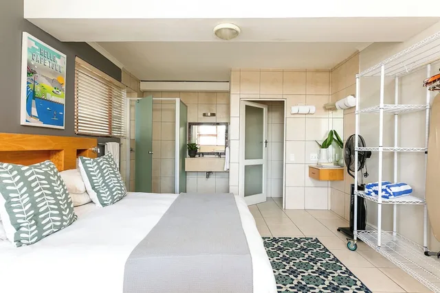 Beach, Club, Studio, King Bed, with Pool، Camps Bay Village 5/10