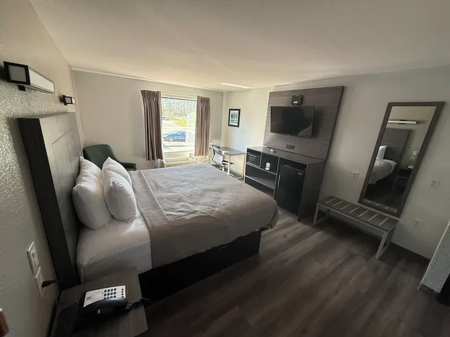 Standard, King Bed, Quality Inn & Suites Biloxi - Ocean Springs 2/6