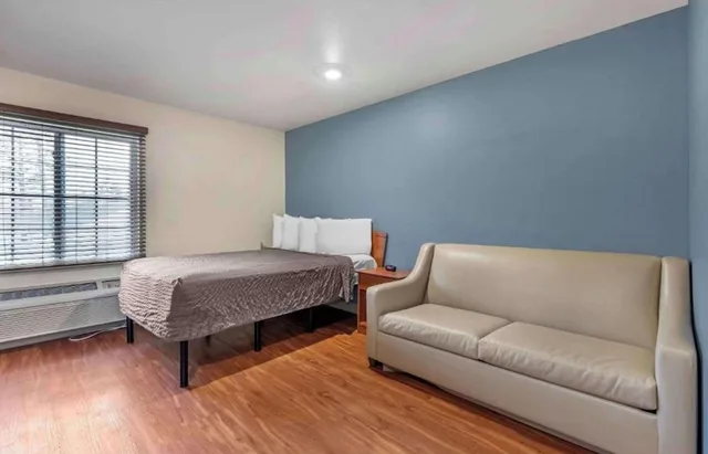 1 Full Bed - Non-Smoking, Kitchen، Studio 6 Extended Stay Shreveport Airport LA 3/7
