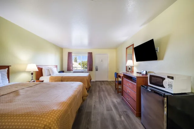 غرفة بسرير كوين، Americas Best Value Inn-Santa Rosa 2/4