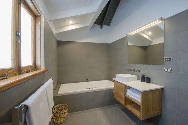2 Bedrooms, Tower, Family, Cabin, 1 Queen and 3 Single Beds, Shared Bathroom، Beach Huts Middleton 3/4