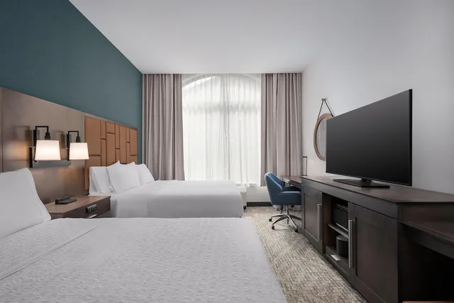 غرفة بسريرين كوين بحوض استحمام لذوي الإعاقة، Hampton Inn And Suites Memphis Germantown 3/6