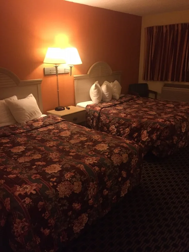 غرفة قياسية بسريرين كوين، Sunset Inn & Suites - Lincoln Airport 1/2