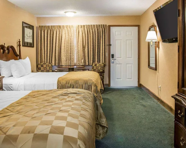 Leisure, 2 Queen Beds، Clarion Hotel Mackinaw City Beachfront 1/3