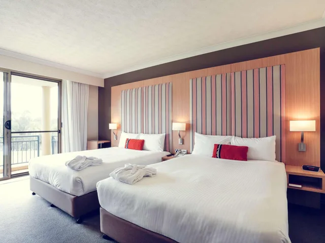 غرفة بريفيليج بسريرين منفصلين وسرير كينج، Mercure Gold Coast Resort 4/6
