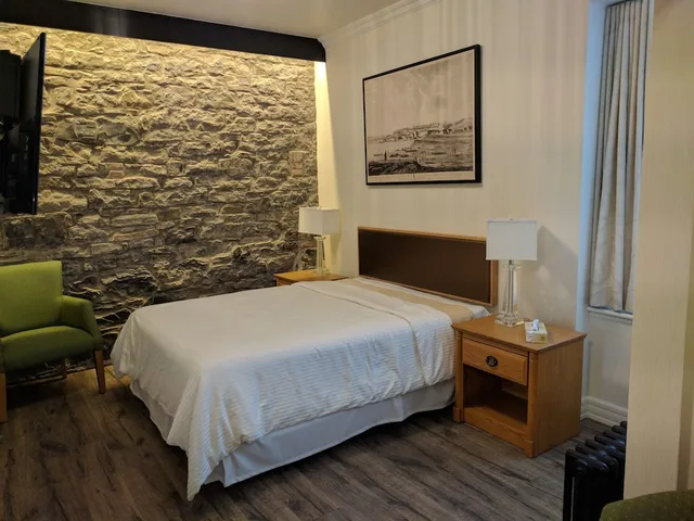 غرفة قياسية بسرير كوين، Auberge du Tresor 2/3